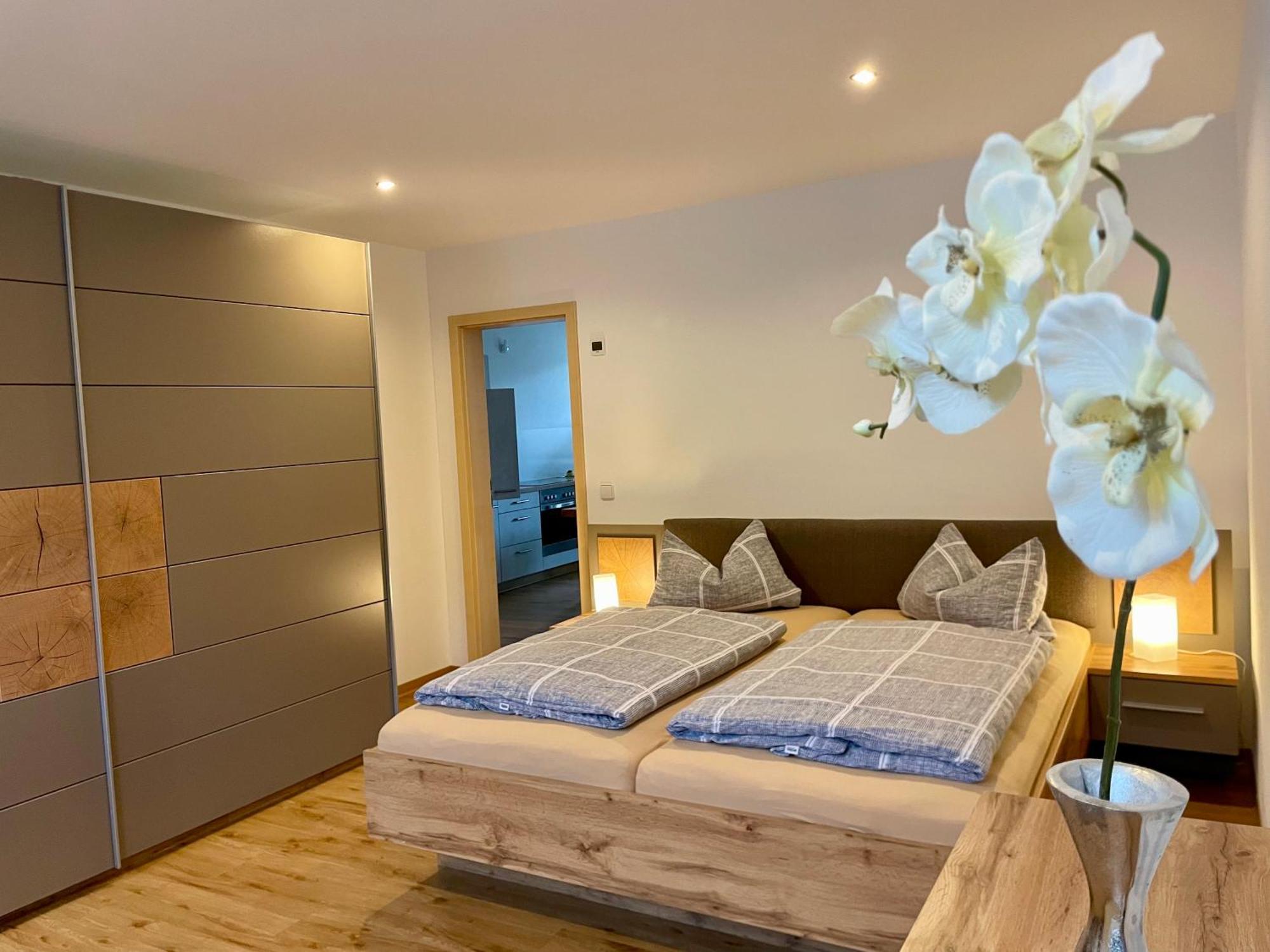 Stadtoase: Spacious Apartments with Balcony for Contractors Frankenberg Exterior photo